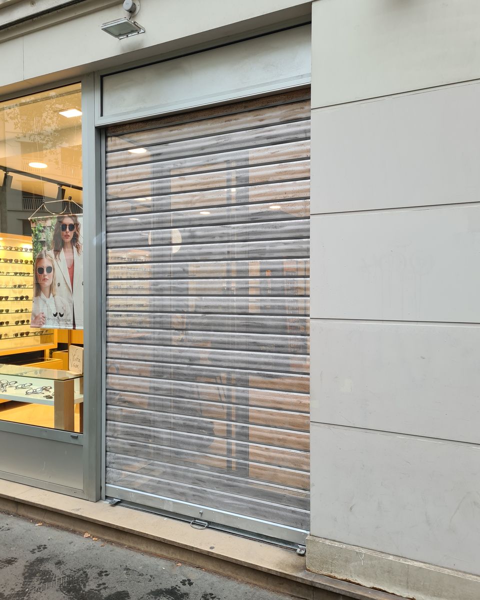 Rideau métallique perforé d'un commerce à Paris sans tags et graffitis